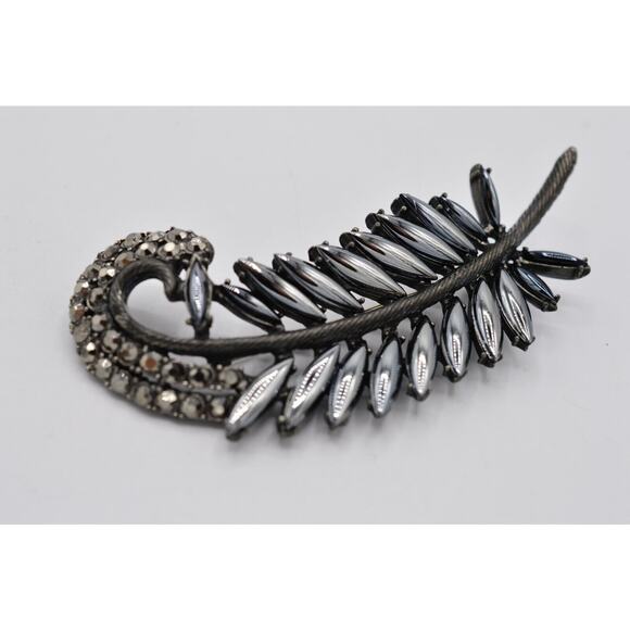 Weiss Vintage Pin Brooch Gunmetal Feather Marcasite Shiny Statement Signed Bin8 - Picture 1 of 8